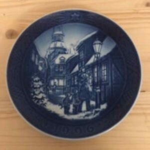Royal Copenhagen‎ Christmas Plate 1996 Lighting the street lamps EUC
